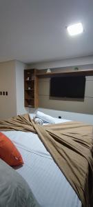 卡贝德卢Summer Flat Ap308 Intermares的一间卧室配有两张床和一台平面电视