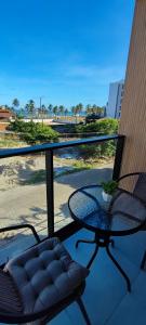 卡贝德卢Summer Flat Ap308 Intermares的海滩景阳台的桌椅