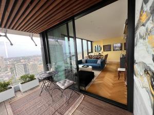 悉尼Sydney Cosmopolitan CBD Apartment的一间享有城市美景的客厅