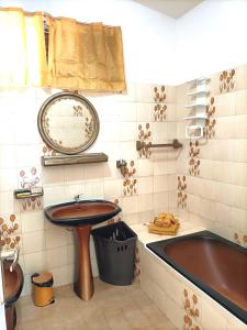 圣安尼Locamarre G GONDET的浴室配有盥洗盆和浴缸。