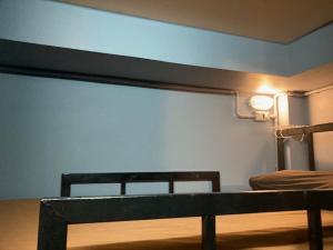 芭东海滩Black Pantera Hostel的一间设有床铺和白色墙壁的客房