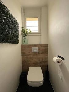 迪斯Douceur champenoise的一间带白色卫生间的浴室和窗户。