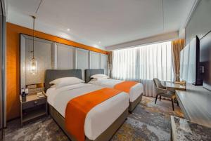 北京北京宝辰饭店Howard Johnson的酒店客房配有两张床和一张书桌