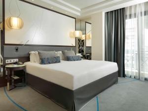 贝鲁特贝鲁特索菲特加布里埃尔酒店的一间大卧室,房间内设有一张大床