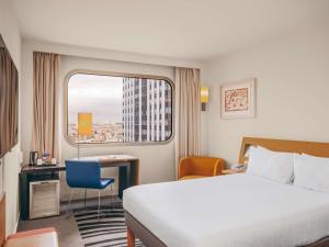 巴黎巴黎中心埃菲尔铁塔之旅诺富特酒店的酒店客房设有床和窗户。