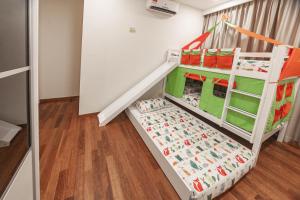 努沙再也KidsVille Slide Family Oasis JB Medini Legoland Malaysia的一间儿童卧室,在客房内配有一张双层床