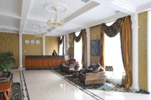 日托米尔突突温泉酒店的一间客厅,两人躺在大楼的沙发上