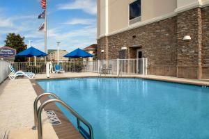奥兰治堡Hampton Inn & Suites Orangeburg, SC的大楼前的大型蓝色游泳池