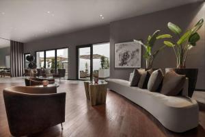加亚新城Hilton Porto Gaia的客厅配有白色的沙发和椅子