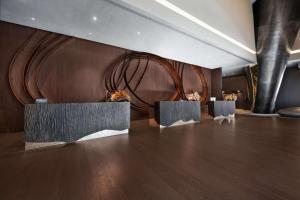 加亚新城Hilton Porto Gaia的一间设有两张桌子和棕色墙壁的房间