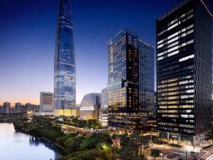 首尔Sofitel Ambassador Seoul Hotel & Serviced Residences的城市天际线,高楼,河流