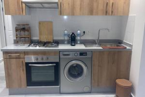 卡萨布兰卡Luxury apartment fully furnished的厨房配有洗衣机和水槽