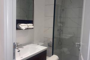 卡萨布兰卡Luxury apartment fully furnished的白色的浴室设有水槽和淋浴。
