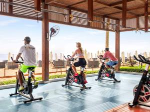 沙姆沙伊赫Rixos Premium Seagate - Ultra All Inclusive的一群人在健身房骑健身自行车