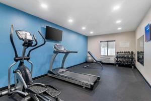 布伦瑞克Comfort Inn & Suites的健身房设有2辆健身自行车和平面电视