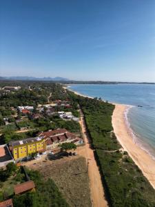 安谢塔Pousada das Ostras的享有海滩和海洋的空中景致