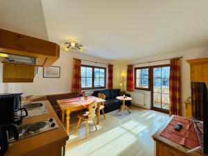 魏森湖豪斯黑曼特酒店的厨房以及带沙发和桌子的客厅。