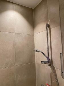 哥本哈根CPH Like Home的浴室内设有一个带淋浴喷头的淋浴间。