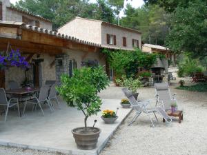 德拉吉尼昂Guestazur Draguignan的一个带桌椅的庭院和一座房子