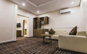 拉各斯BON Hotel Lekki Residence的客厅配有沙发和桌子