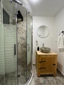 派帕Corinto Tiny House的一间带玻璃淋浴和水槽的浴室