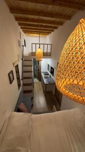 派帕Corinto Tiny House的客房设有床、书桌和灯具。
