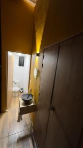 派帕Corinto Tiny House的一间带水槽和卫生间的浴室