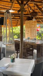马普托Sunbonani Lodge的一间带桌子和吊灯的用餐室
