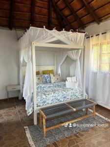马普托Sunbonani Lodge的一间卧室配有一张带天蓬的床