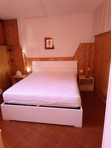 阿贝托内Le Marmotte - Appartamento的卧室配有白色的床