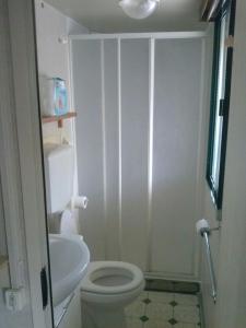 维亚雷焦Mobile home / Chalet Viareggio - Camping Paradiso Toscane的白色的浴室设有卫生间和水槽。