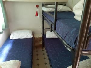 维亚雷焦Mobile home / Chalet Viareggio - Camping Paradiso Toscane的船上的小房间设有两张双层床