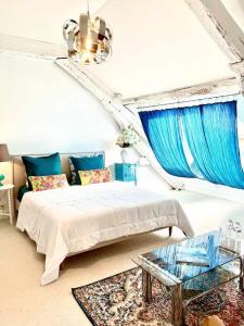 贝尔热拉克Maison B的一间卧室配有床和蓝色窗帘