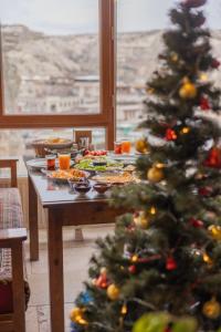 格雷梅Zeus Cave Suites的房间里的一张桌子上挂着圣诞树
