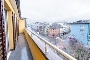 苏黎世Zurich downtown dream的阳台享有城市街道的景致。