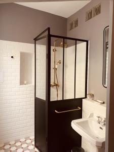 蒙彼利埃Casa Roma Montpellier Bed&Breakfast chambres d hôte的带淋浴和盥洗盆的浴室