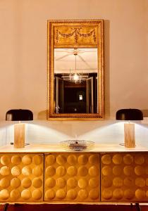 蒙彼利埃Casa Roma Montpellier Bed&Breakfast chambres d hôte的两根蜡烛,在墙上的镜子