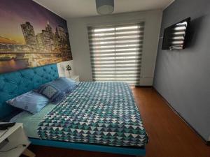 拉塞雷纳Amplia Casa en Condominio的一间卧室设有一张大床和一个窗户。