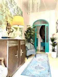 贝尔热拉克Maison B的客厅设有蓝色和绿色的门