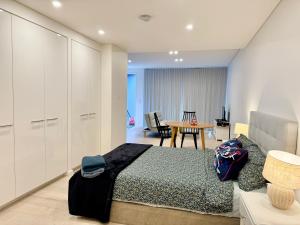 悉尼New Town Studio的一间卧室设有一张床和一间用餐室