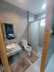 Baan Pak Arom Resort Chanthaburi的浴室配有卫生间、盥洗盆和淋浴。