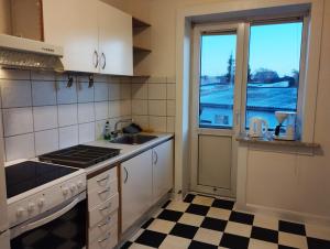 埃斯比约(Id022) Strandby Kirkevej 270 1 th的厨房配有炉灶、水槽和窗户。