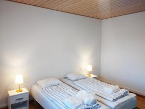 埃斯比约(Id022) Strandby Kirkevej 270 1 th的配有两盏灯的房间的两张床