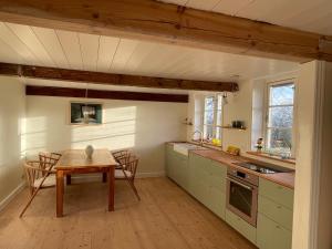 内克瑟Wildernest Bornholm的厨房配有木桌和桌椅