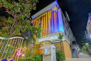 钦奈Palette - Chennai Deluxe Koyambedu的建筑的一侧有灯