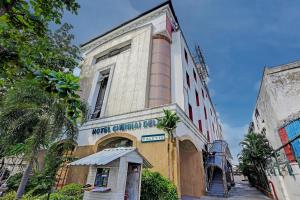钦奈Palette - Chennai Deluxe Koyambedu的前面有狗屋的建筑