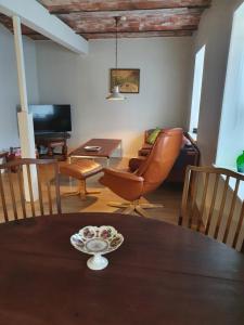 GørdingBøelgaarden的一间带桌椅的客厅和一间用餐室