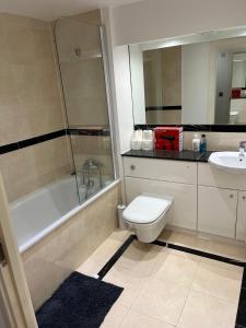 伦敦Room with Private Bathroom Royal Victoria Excel O2 Arena London的浴室配有卫生间、盥洗盆和淋浴。