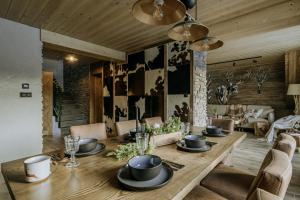 尤格Luxury Chalet Kajmer的一间带木桌和椅子的用餐室