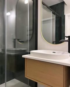 斯克拉斯卡波伦巴Ostoja_Szklarska_Poręba的一间带水槽和镜子的浴室